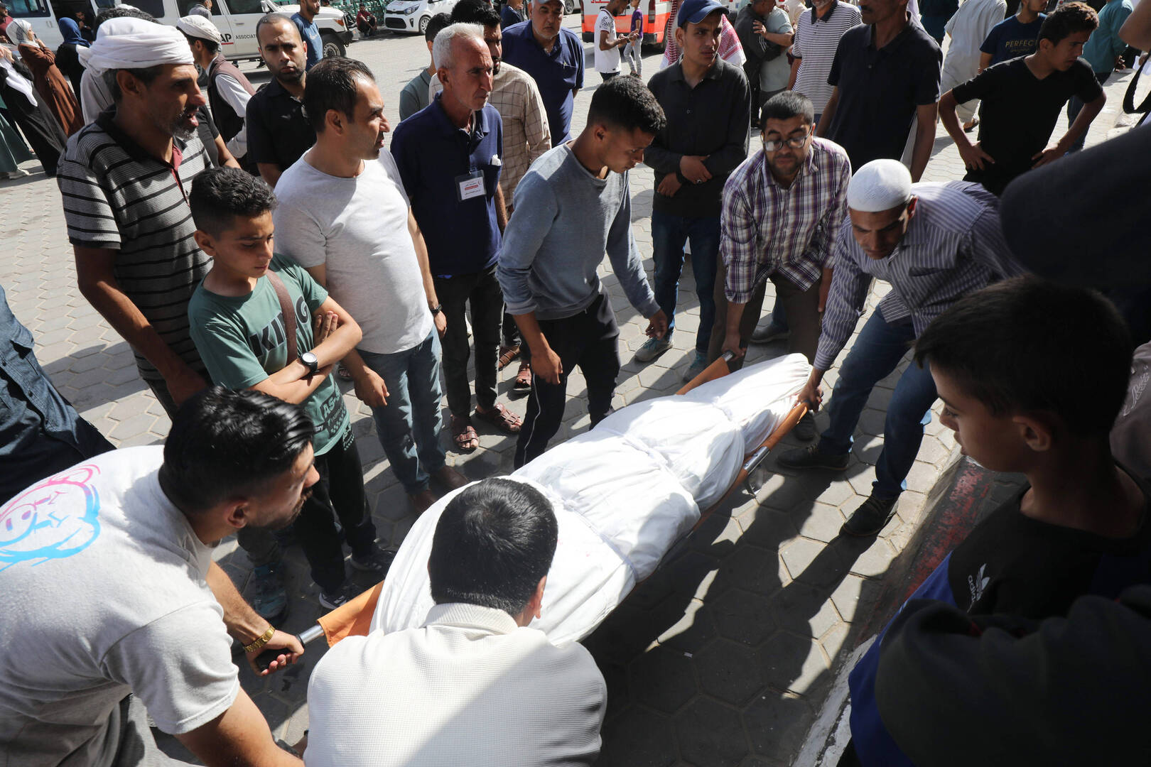 مراسلنا: مقتل 10 أشخاص بينهم 5 أطفال في غارة إسرائيلية استهدفت مدرسة تؤوي نازحين في غزة (صور)