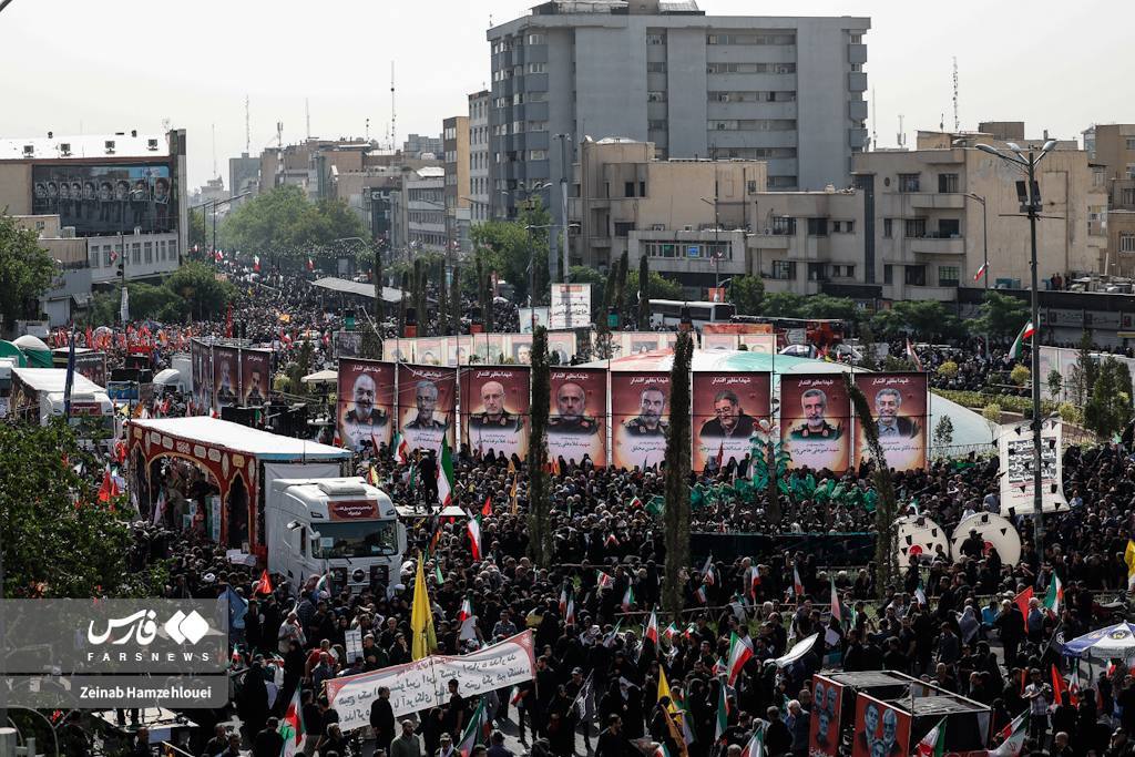 شبكة الحلم : حشود غفيرة بطهران تشيع قتلى الهجوم الإسرائيلي (فيديو)