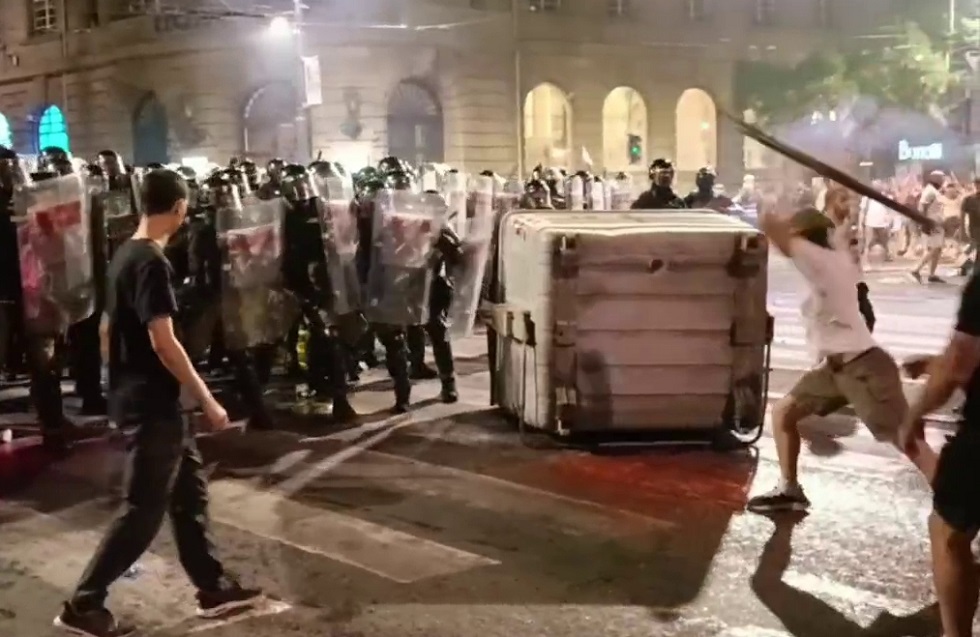 شبكة الحلم : المتظاهرون في بلغراد يدعون إلى تدمير صربيا