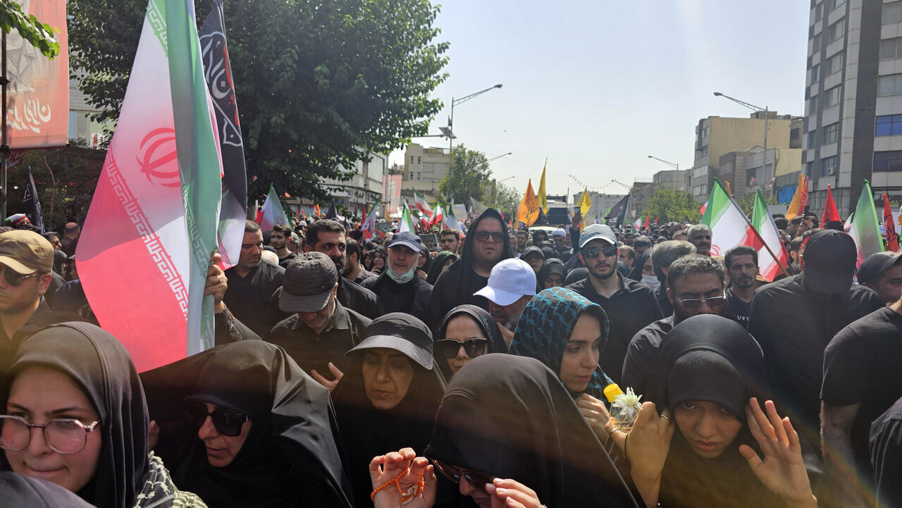 شبكة الحلم : الإيرانيون يودعون قائد قوة الجوفضاء بالحرس الثوري الذي قتل بالهجوم الإسرائيلي (صور+فيديو)