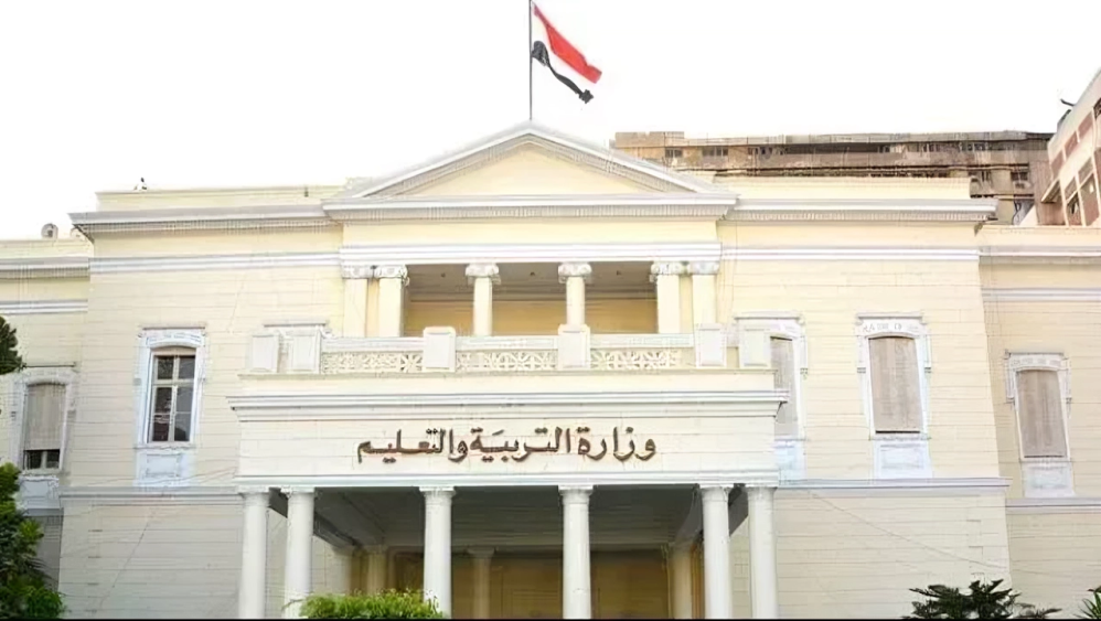 الغش يتحدى الرقابة.. فيديو صادم من لجنة ثانوية عامة في مصر