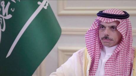 وزير الخارجية السعودي يلفت الأنظار بتعامله اللطيف مع "فتاة الراحة" في دمشق (فيديو)