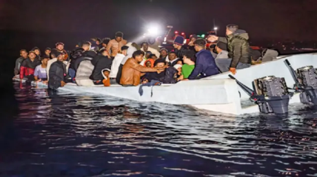 وفاة مصري وإنقاذ 36 آخرين بعد احتراق مركب هجرة غير شرعية قبالة سواحل ليبيا