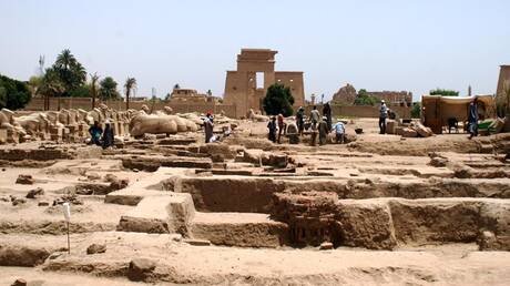 مصر.. نقوش تكشف أسرارا جديدة في الكرنك والعثور على آثار بمنطقتين في الأقصر (صور)