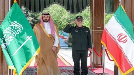عاجل - بن سلمان ورئيس الأركان الإيراني يبحثان التعاون الدفاعي وجهود حفظ الأمن بالمنطقة 