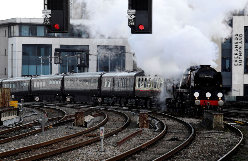 الملك تشارلز يودع "القطار الملكي" في إطار خطة لتقليص التكاليف