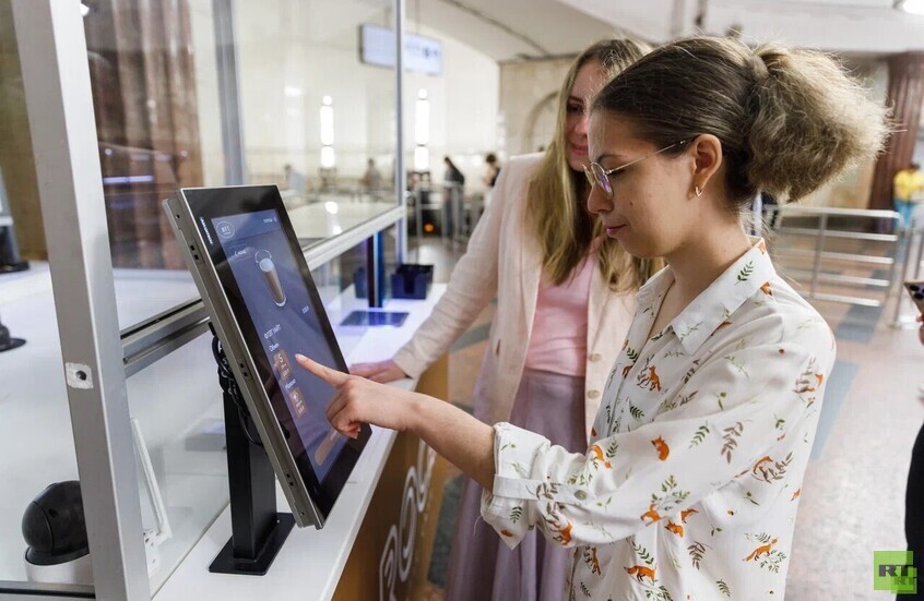 مترو موسكو يوظف روبوتا فريدا من نوعه يقدم قهوة لذيذة للركاب