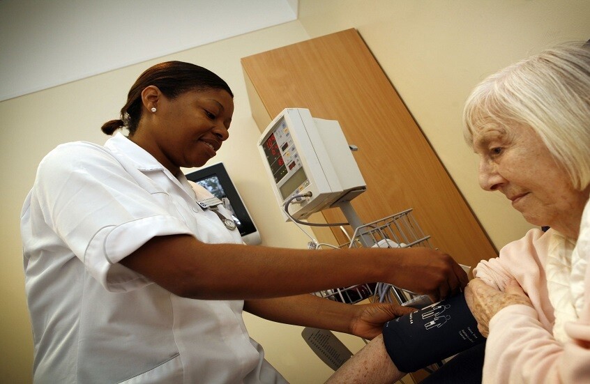 طبيب يحذر من خطورة انخفاض مستوى ضغط الدم لدى كبار السن