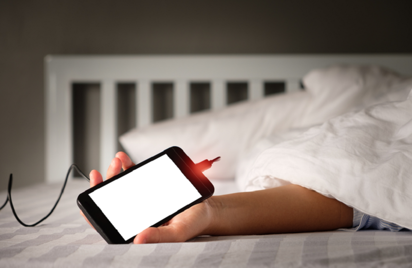 تحذير هام من عواقب شحن الهواتف تحت الوسادة أثناء النوم
