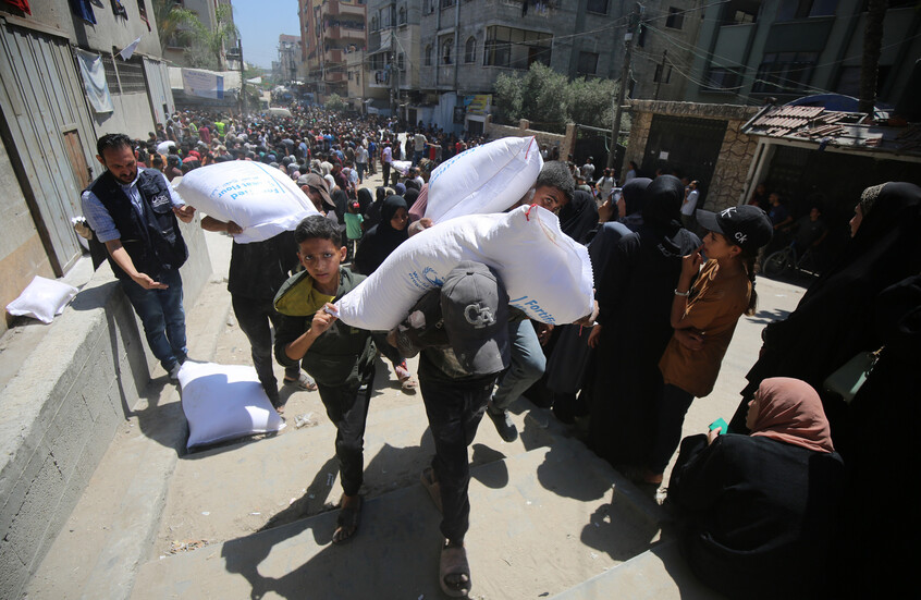 "مخدرات في الطحين".. فلسطيني يعثر على حبوب مخدرة في كيس المساعدات الأمريكية - الإسرائيلية (صورة)