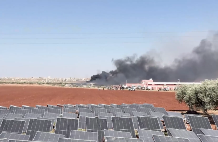 الدخان يتصاعد من موقع انفجار مستودع ذخيرة في ريف إدلب السورية