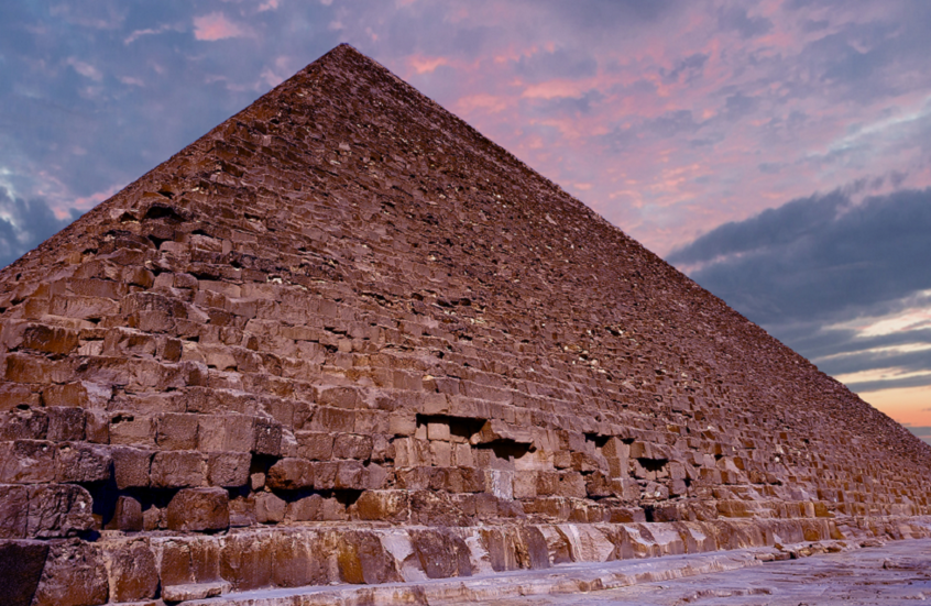 اكتشاف مذهل في الأهرامات.. نقوش هيروغليفية تُغيّر تاريخ مصر القديمة