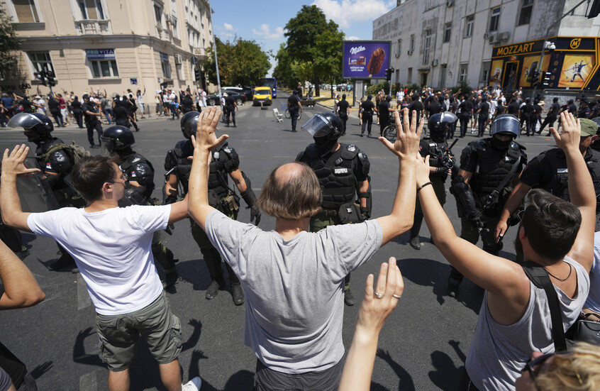 صربيا.. احتجاز 79 متظاهرا في مواجهات مع الشرطة
