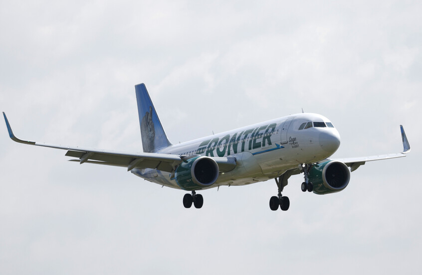 طائرة أمريكية تتحول إلى حلبة مصارعة! (فيديوهات)