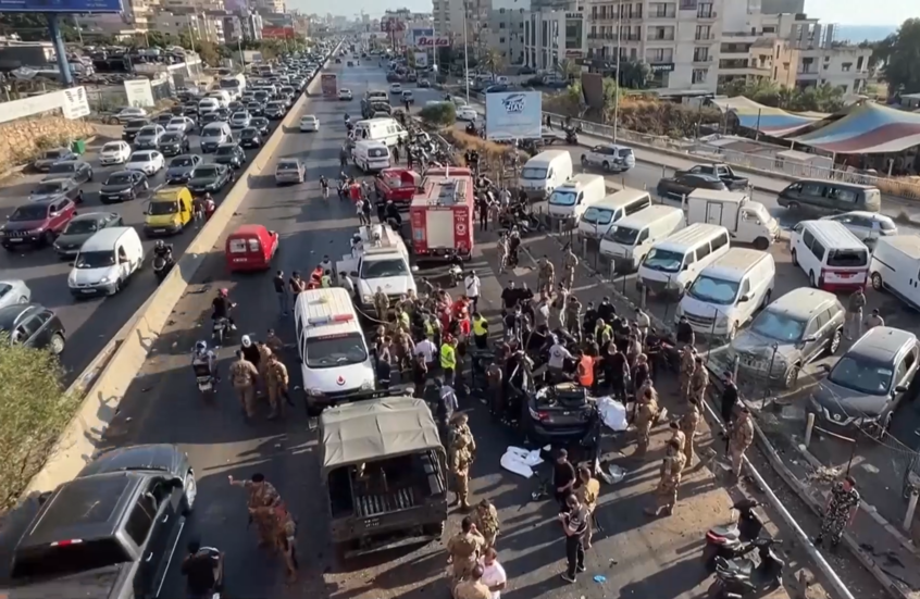 مشاهد من مكان استهداف سيارة بمسيرة إسرائيلية في محيط العاصمة بيروت