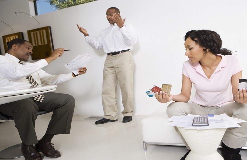 إلى ماذا يشير التفاعل الانفعالي المفرط لدى البالغين؟