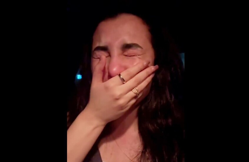 فنانة مصرية تستغيث عبر بث مباشر من برلماني سابق