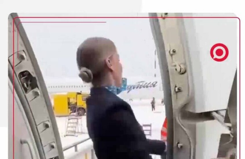 شاهد كيف تغلق مضيفات الطيران أبواب الطائرات حول العالم!