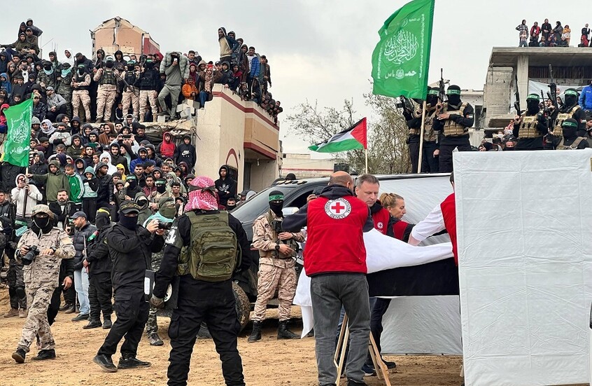 إسرائيل تطالب بإفراج "حماس" عن رهائنها من دون مراسم أو ضجة