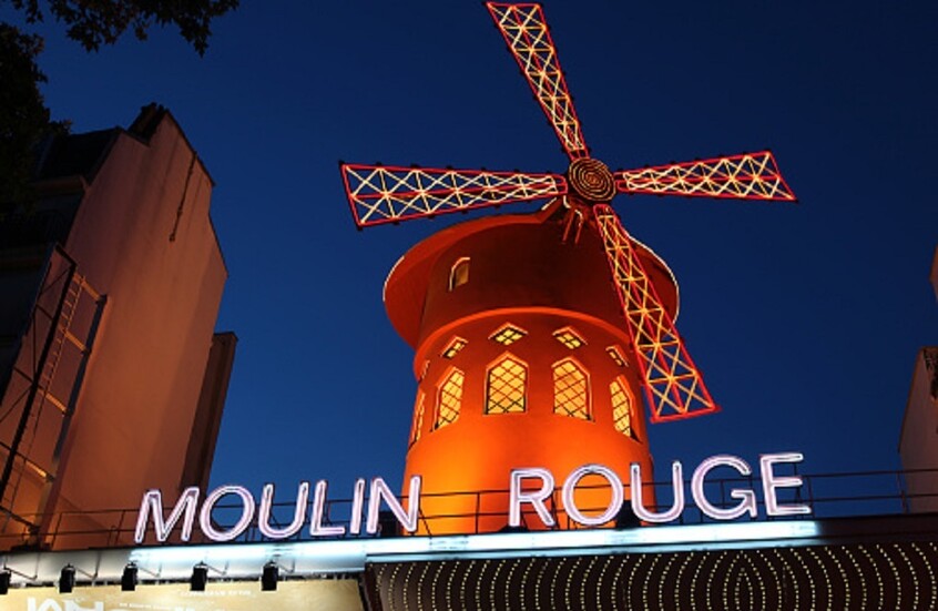 أشرعة كباريه "مولان روج" في باريس تعود الى الدوران (صور)