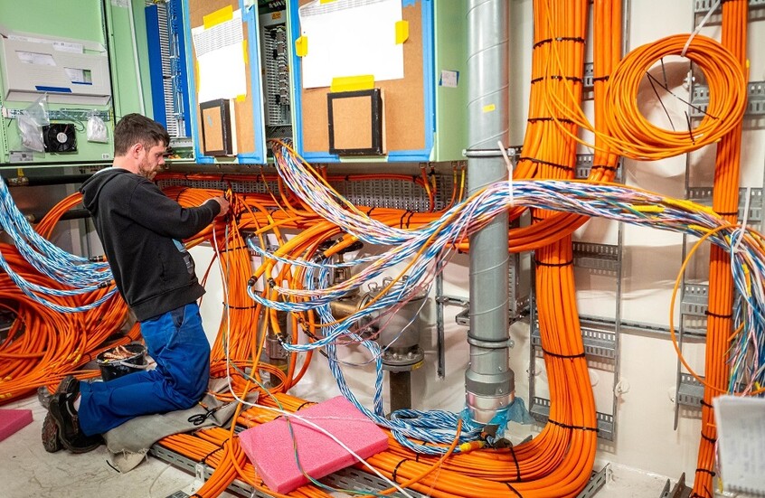 الاتحاد الأوروبي يخزن المعادن والكابلات تحسبا لهجمات جديدة على اتصالاته