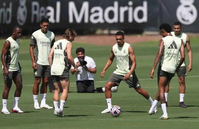 نجم ريال مدريد يثير الجدل بظهوره مع عارضة أزياء مشهورة قبل مواجهة بروسيا دورتموند (فيديو - صور)