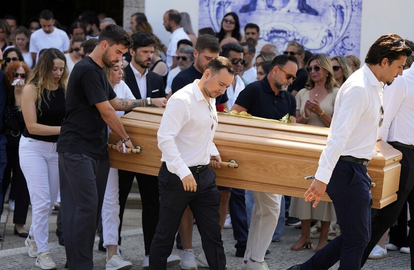 ارقد بسلام يا ديوغو.. انهيار زوجة جوتا خلال مراسم تشييعه (فيديو)
