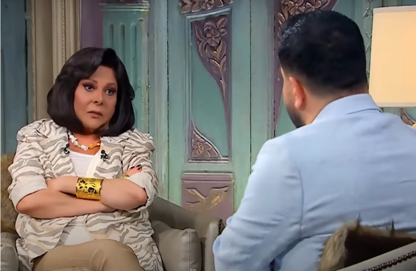 فنان مصري شهير يكشف تفاصيل إصابته بالسرطان ويجهش باكيا في مقابلة تلفزيونية (فيديو)