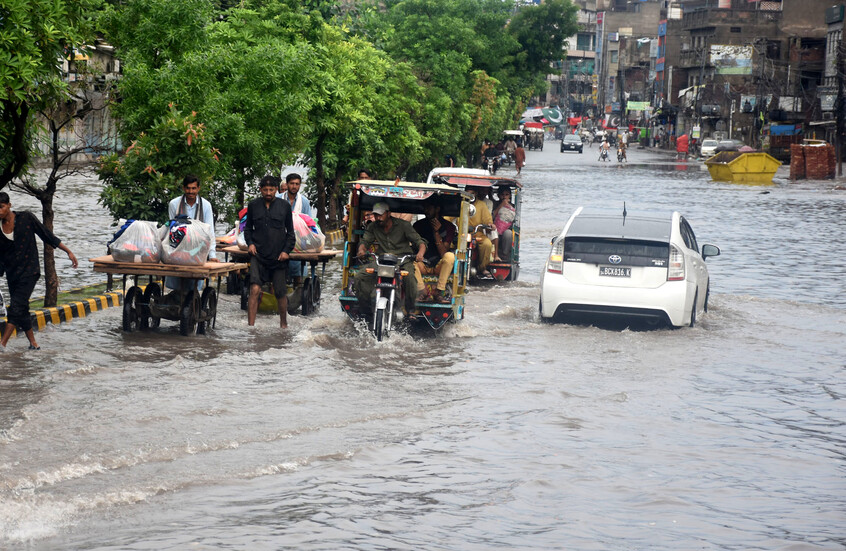 مصرع 72 شخصا جراء الفيضانات في باكستان (فيديو)