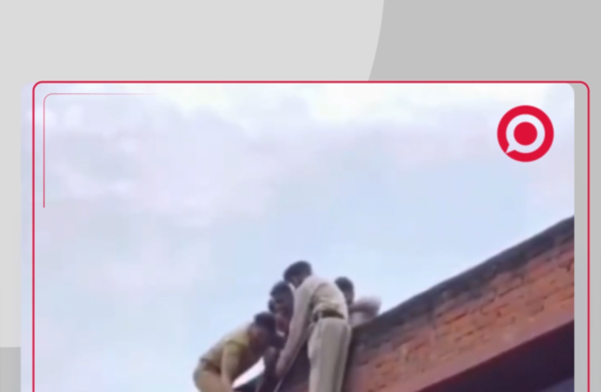 الشرطة الهندية تنقذ رجلا ثم تنهال عليه ضربا