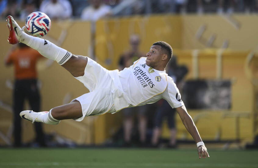 ذكاء اصطناعي أم خدعة بصرية؟ مبابي تحت نيران السوشيال ميديا (صورة)