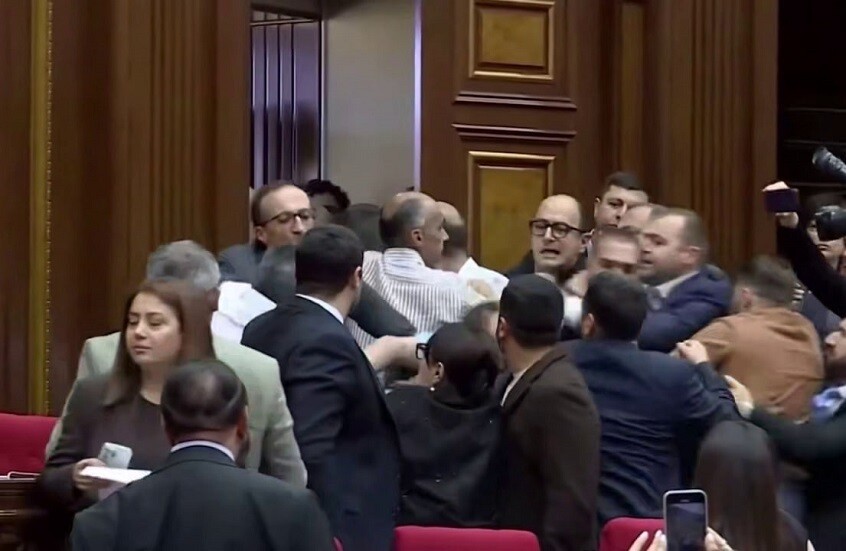أرمينيا.. عراك نيابي عنيف خلال جلسة برلمانية (فيديو)