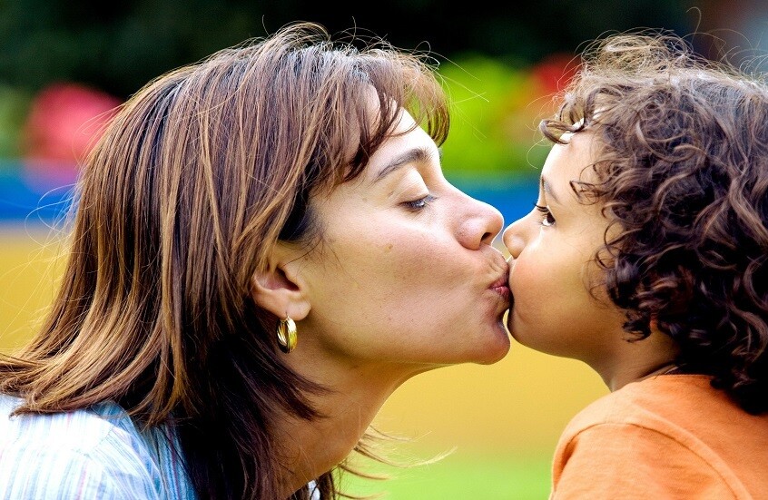 طبيبة توضح خطورة تقبيل الأطفال على الشفاه