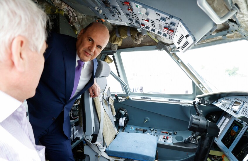 رئيس الوزراء الروسي يتفقد طائرة الركاب الجديدة "إيل-114-300" في معرض "إينوبروم"