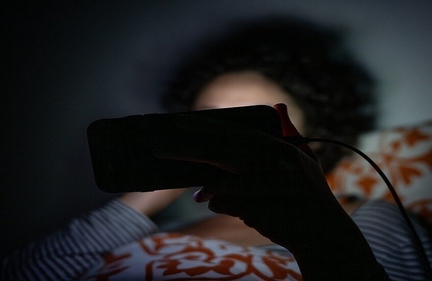 تأثير الضوء الأزرق على النوم.. كيف نحمي ساعتنا البيولوجية؟