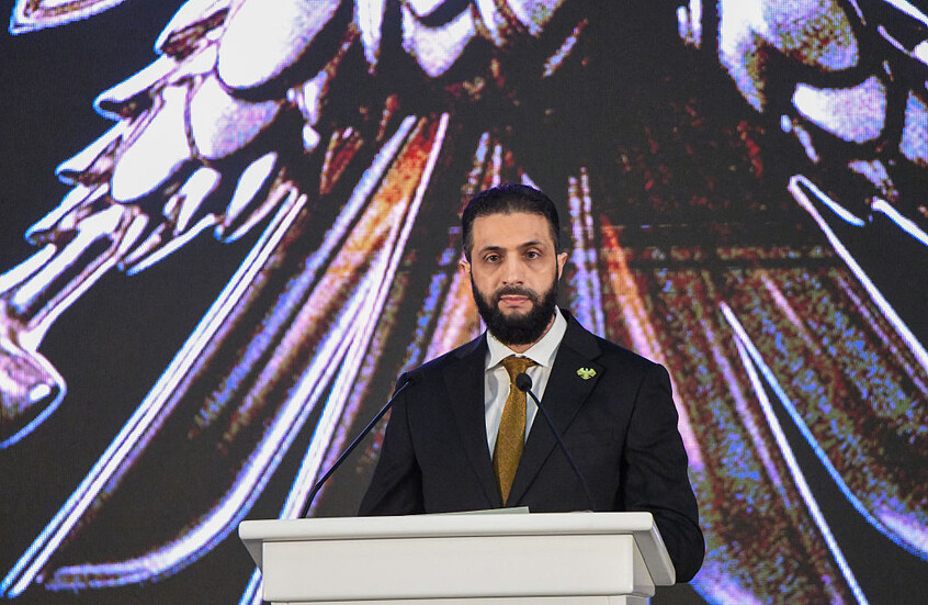 صحيفة إسرائيلية تنفي لقاء الشرع مع مستشار الأمن القومي الإسرائيلي