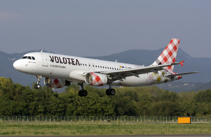 محرك طائرة "يشفط" رجلا  بأحد أكثر المطارات ازدحاما في إيطاليا (فيديو)