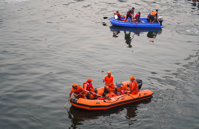 انهيار جسر في الهند يودي بحياة 10 أشخاص ويغرق عدة مركبات (فيديوهات)