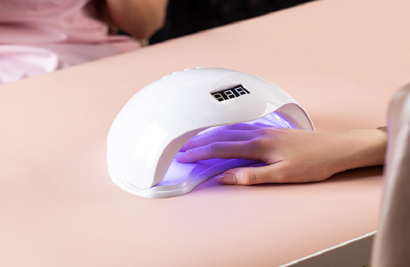 هل تشكل مصابيح تجفيف طلاء الأظافر خطرا على الصحة حقا؟