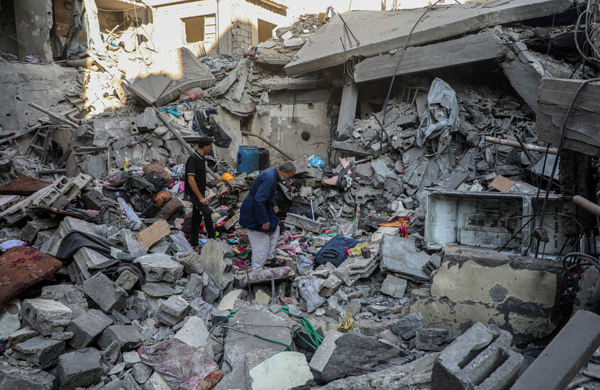 مراسلنا: مقتل 13 فلسطينيا وجرح العشرات بغارة إسرائيلية وسط قطاع غزة
