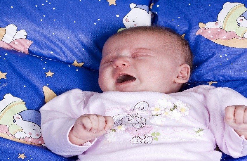 ما سبب بكاء بعض الأطفال بشكل مستمر؟