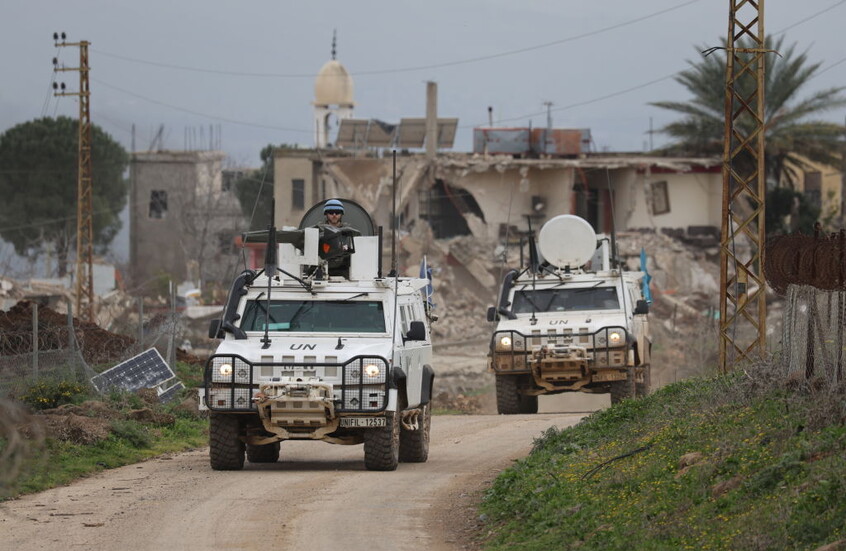 لبنان.. "اليونيفيل" يستخدم قنابل دخانية ضد أهالي قرية جنوبية اعترضت طريقه (فيديو)