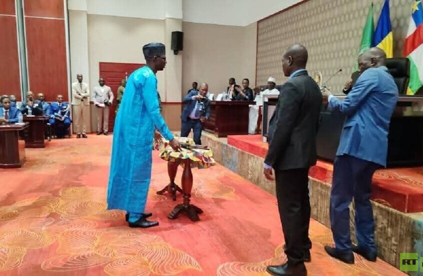 إفريقيا الوسطى.. مراسم رمزية لتسليم أسلحة مجموعتين مسلحتين (صور)