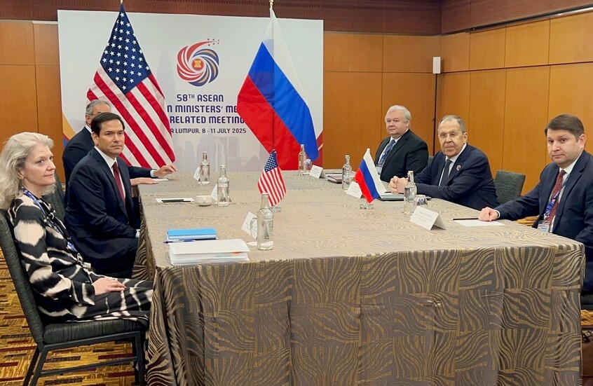 مسؤول أوكراني سابق يعلق على دلالة غمزة روبيو للافروف (فيديو)