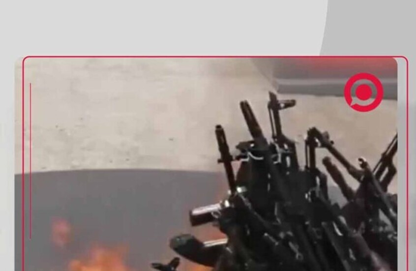 مسلحو حزب العمال الكردستاني يحرقون أسلحتهم