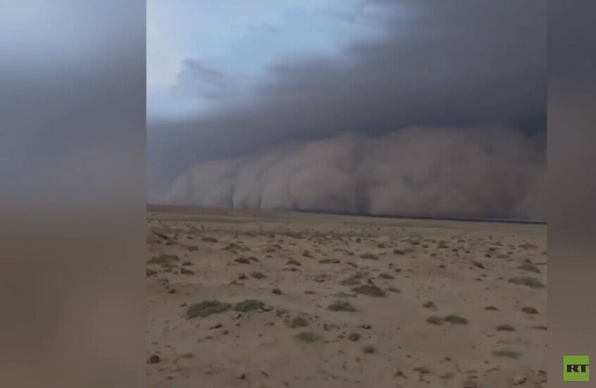 تونس.. عاصفة رملية تضرب مدينة توزر