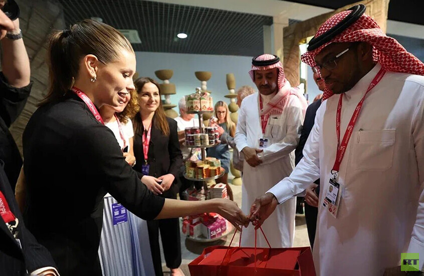 ماتريوشكا وديمكوفسكي.. تحف روسية تخطف أنظار الوفود في معرض "إينوبروم 2025" (صور)