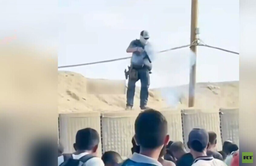 قطاع غزة.. جندي أمريكي يقوم بإلقاء قنبلة في نقطة توزيع المساعدات