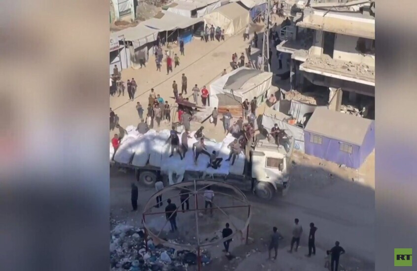 دخول شاحنات محملة بالطحين إلى شمال قطاع غزة