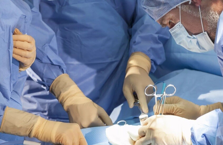 أطباء روس يجرون عملية "استئصال نصف جسد" لرجل مصاب بسرطان الجلد